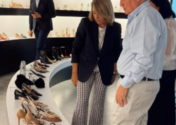 La vicepresidenta primera del Consell visita las instalaciones de Magrit para conocer de cerca la realidad de la industria del calzado